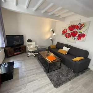Intra-muros Bien Situe Et Agreable A Proximite Des Theatres , Avignon France